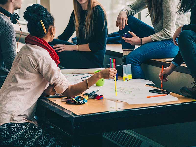 Jugendliche planen eine Aktion